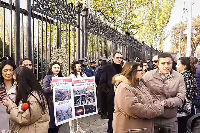 Активисты «АйаКве» проводят акцию у НС Армении в поддержку своего проекта о криминализации признания Арцаха частью другой страны Активисты «АйаКве» проводят акцию у НС Армении в поддержку своего проекта о криминализации признания Арцаха частью другой страны