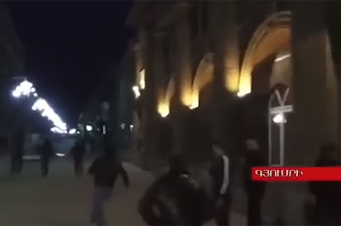 Ծեծկռտուք Գյումրիում ցույցից հետո. իրավիճակը հանդարտվել է ոստիկանների միջամտությունից հետո, կադրեր դեպքի վայրից (ՎԻԴԵՈ) Ծեծկռտուք Գյումրիում ցույցից հետո. իրավիճակը հանդարտվել է ոստիկանների միջամտությունից հետո, կադրեր դեպքի վայրից (ՎԻԴԵՈ)