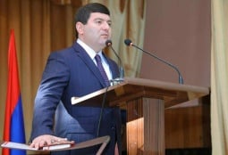 Оппозиционная фракция «Честь имею» предложила объявить вотум недоверия Пашиняну и выдвинула кандидата на пост премьера