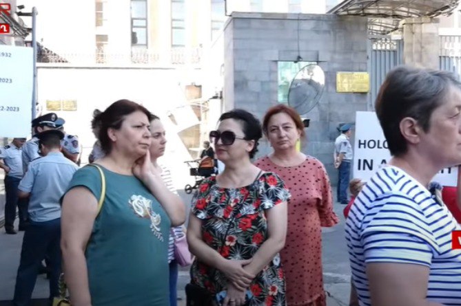Переселенцы из Арцаха инициировали акцию в защиту своих соотечественников у Посольства РФ в Ереване Переселенцы из Арцаха инициировали акцию в защиту своих соотечественников у Посольства РФ в Ереване