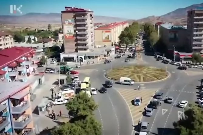 Խոսուն լռություն.Արցախն այսօր մեկ րոպեով քարացել էր (ՎԻԴԵՈ) Խոսուն լռություն.Արցախն այսօր մեկ րոպեով քարացել էր (ՎԻԴԵՈ)