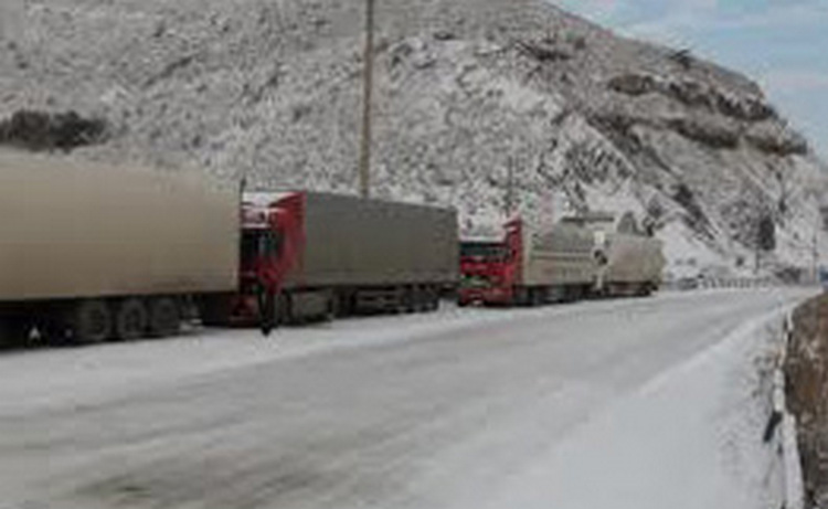 Свыше 30 машин с гражданами Армении застряли на российско-грузинской границе, их безопасность обеспечена – МИД