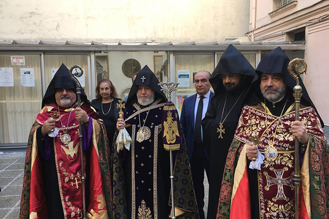 Католикос отслужил панихиду по Азнавуру в армянской церкви Парижа, в которой крестился шансонье (ФОТО) Католикос отслужил панихиду по Азнавуру в армянской церкви Парижа, в которой крестился шансонье (ФОТО)