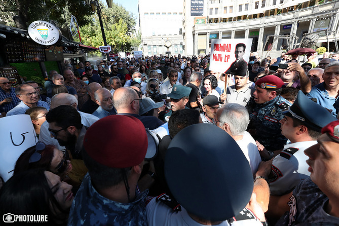 Интеллигенция протестует против "красочных мероприятий" в День независимости Армении, задержаны активисты (ФОТО)