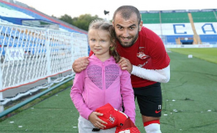 Трогательная встреча на тренировке «Спартака»: Мовсисян исполнил мечту юной болельщицы 