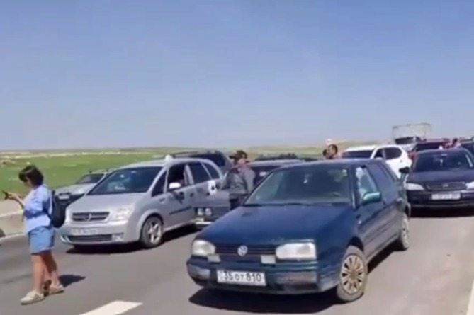Участники акций протеста в поддержку тавушцев перекрыли трассу Ереван-Гюмри (ВИДЕО) Участники акций протеста в поддержку тавушцев перекрыли трассу Ереван-Гюмри (ВИДЕО)