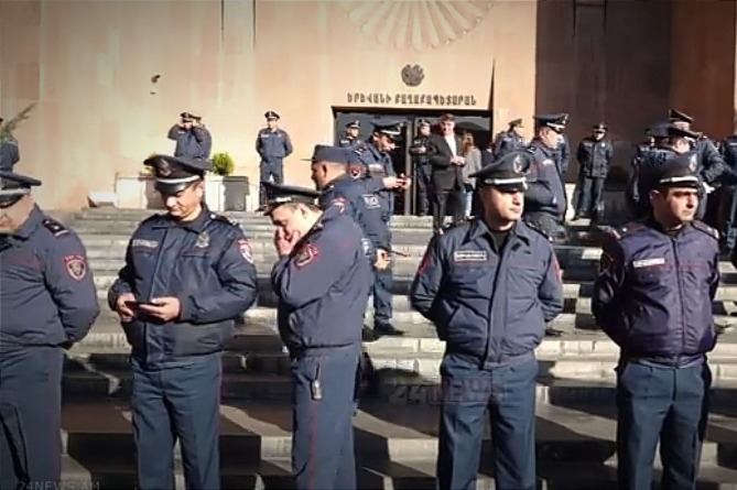 Երևանի քաղաքապետարանի դիմաց բողոքի ակցիա է՝ ընդդեմ հասարակական տրանսպորտի թանկացման