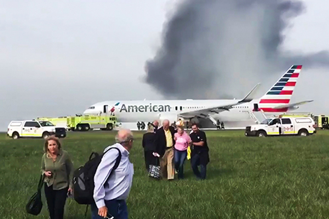 Самолет загорелся в аэропорту Чикаго, пострадало 20 человек (ВИДЕО)