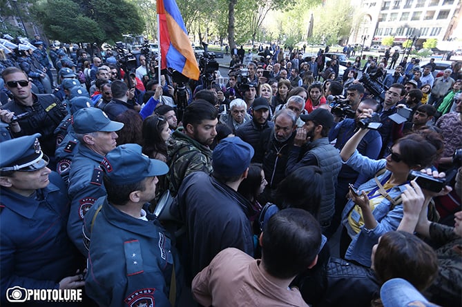 Полиция оттесняет митингующих от входа в правительственное здание, происходят потасовки (ФОТО)