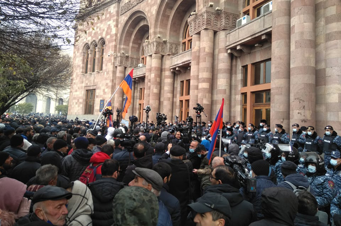 Ցուցարարները շրջապատել են կառավարության շենքը (ՎԻԴԵՈ) Ցուցարարները շրջապատել են կառավարության շենքը (ՎԻԴԵՈ)