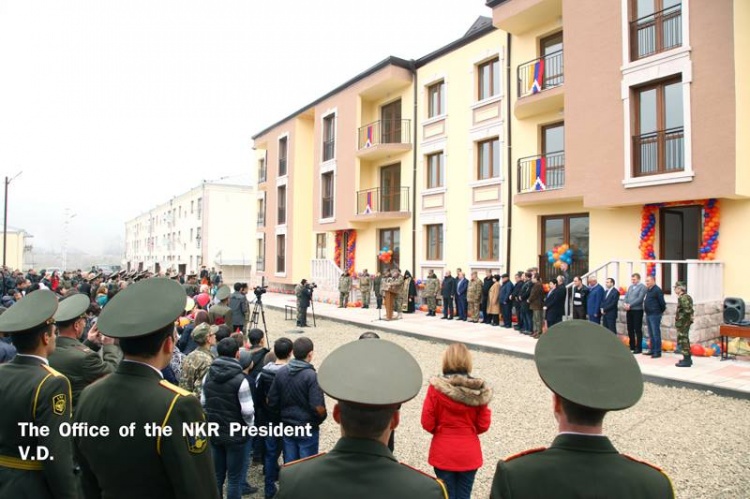 Президент НКР поздравил  военнослужащих с новосельем в поселке Матагис