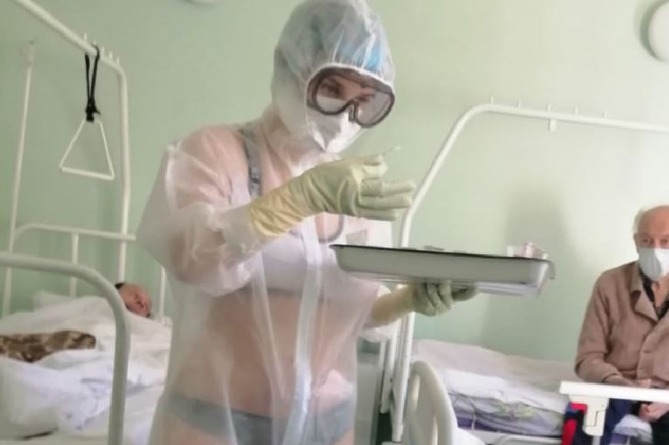 Ռուսաստանում բուժքույրն աշխատանքի է դուրս եկել կիսամերկ (ՖՈՏՈ) Ռուսաստանում բուժքույրն աշխատանքի է դուրս եկել կիսամերկ (ՖՈՏՈ)