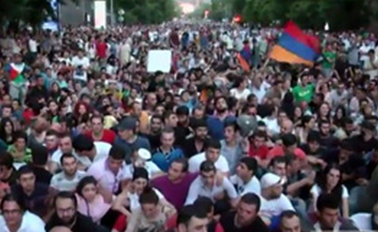 Участники акции протеста в Ереване начали шествие к резиденции президента 