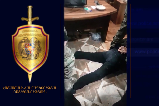 ՀՀ–ում սիրային կապը չխզած տղամարդուն սպառնացել են կացնով կտրել մատները ու պահանջել են 1,5մլն դոլար. ՄԱՆՐԱՄԱՍՆԵՐ (ՎԻԴԵՈ) ՀՀ–ում սիրային կապը չխզած տղամարդուն սպառնացել են կացնով կտրել մատները ու պահանջել են 1,5մլն դոլար. ՄԱՆՐԱՄԱՍՆԵՐ (ՎԻԴԵՈ)