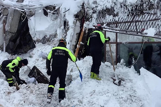 Под завалами отеля в Италии обнаружены шесть выживших