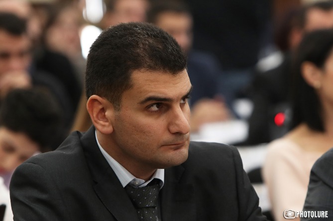 Мэр Еревана подал в отставку. Он назвал своего заместителя кандидатом от властей на следующих выборах Мэр Еревана подал в отставку. Он назвал своего заместителя кандидатом от властей на следующих выборах