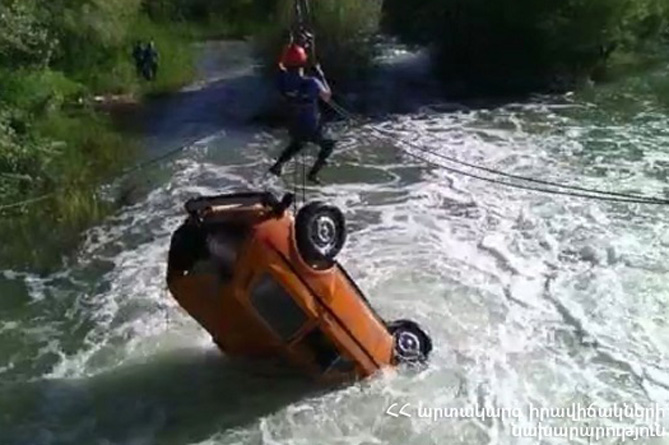 Автомобиль рухнул в реку на юге Армении, водитель погиб (ВИДЕО)