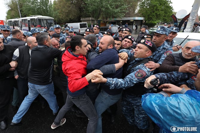 Полиция жестко и с применением силы задерживает участников акции неповиновения в Ереване (ФОТО, ВИДЕО) Полиция жестко и с применением силы задерживает участников акции неповиновения в Ереване (ФОТО, ВИДЕО)