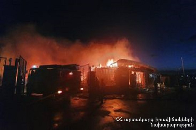 Крупный пожар произошел в элитном квартале в пригороде Еревана Крупный пожар произошел в элитном квартале в пригороде Еревана