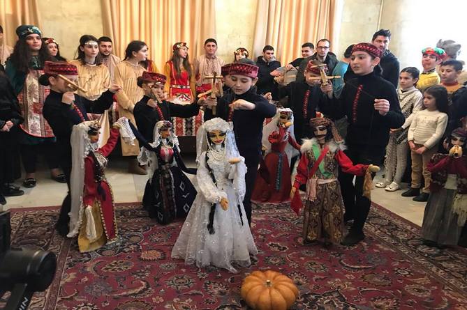 Молодежь задорно отпраздновала Барекендан в центре Еревана (ВИДЕО)