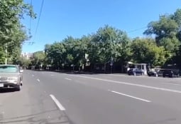 Անհետ կորած զինծառայողների ծնողները շարունակում են փակ պահել Բաղրամյան պողոտան