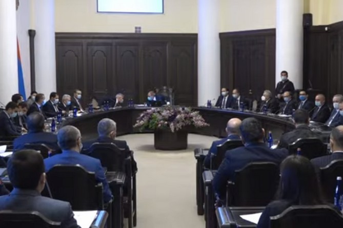 Երևանում մեկնարկել է կառավարության նիստը, ցուցարարները շրջափակել են կառավարության շենքը (ՈւՂԻՂ)