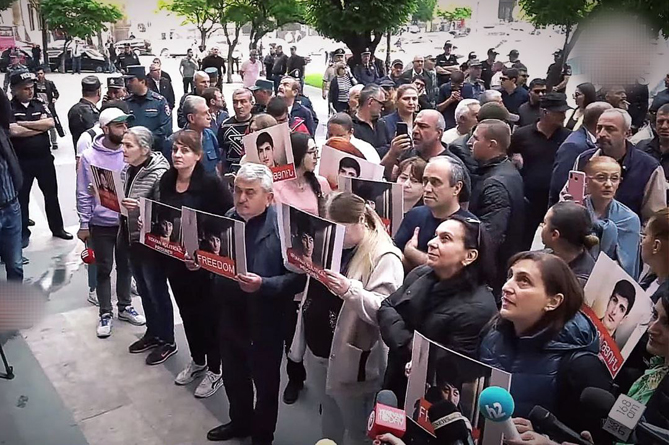 Родители погибших в 44-дневной войне солдат третий день продолжают бессрочную сидячую забастовку в поддержку арестованной Гаяне Акопян Родители погибших в 44-дневной войне солдат третий день продолжают бессрочную сидячую забастовку в поддержку арестованной Гаяне Акопян