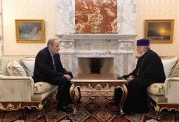 ﻿Левон Тер-Петросян в беседе с Католикосом Гарегином II осудил нападки властей Армении на Церковь