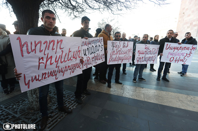 Вице-премьер Армении считает логичным повышение госпошлин для ломбардов. Сотрудники последних готовятся к митингу Вице-премьер Армении считает логичным повышение госпошлин для ломбардов. Сотрудники последних готовятся к митингу
