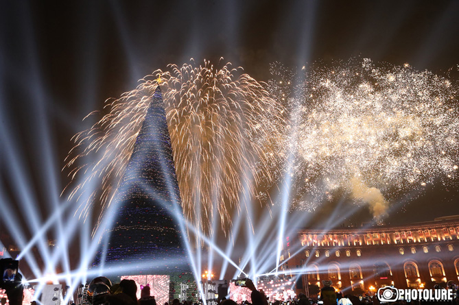 The main Christmas tree of Armenia turns on the lights (PICTURE STORY)-0