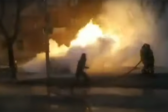 В машине, врезавшейся в трубу газопровода в Ереване, найдено обугленное тело. При тушении возгорания пострадал пожарник (ВИДЕО)