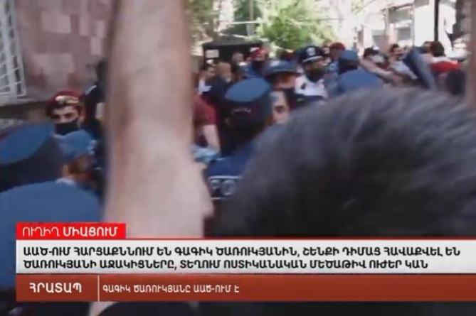 Митинг в поддержку Царукяна проходит у СНБ в центре Еревана. Начались массовые задержания и столкновения  с полицией