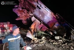 Автоцистерна с 23 тоннами мазута упала в реку на юге Армении, спасатели оценивают ущерб экологии (ФОТО)