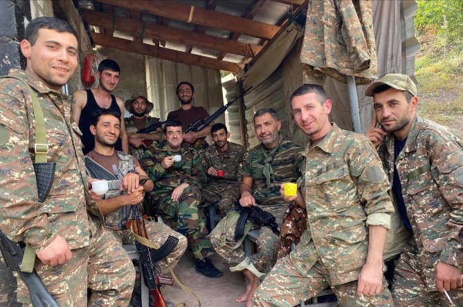 Президент Арцаха опубликовал снимок с героями с передовой