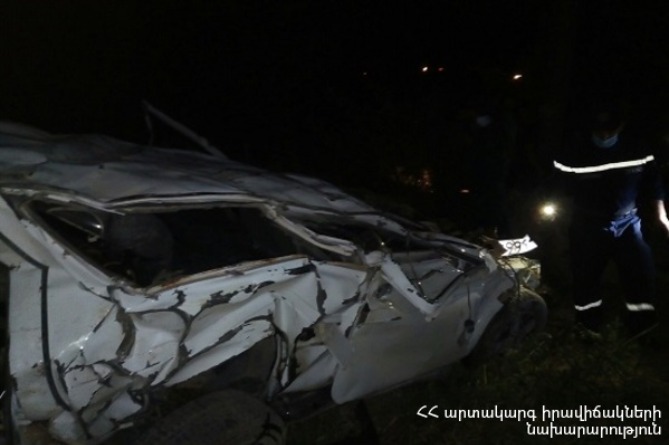 Машина рухнула в 70-метровую пропасть в Армении, тело 59-летней женщины отбросило на 10 метров