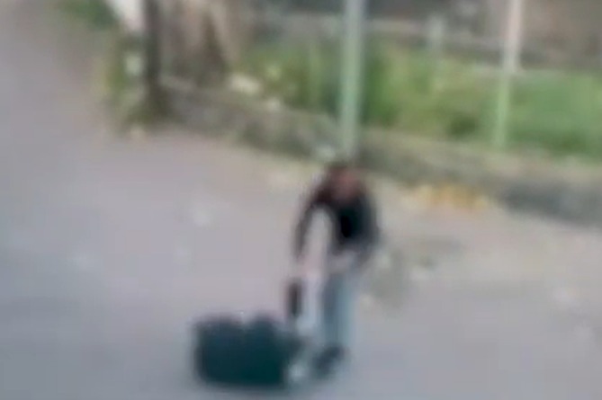 Երևանում 41–ամյա տղամարդն օրը ցերեկով քաշքշել է ծեր կնոջ պայուսակը՝ փորձելով հափշտակել (ՎԻԴԵՈ)