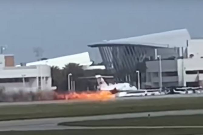 ԱՄՆ–ում բոցավառվող օդանավը վթարային վայրէջք է կատարել (ՎԻԴԵՈ)