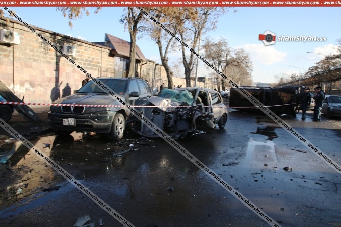 Խոշոր ավտովթար Երևանում. բախվել են Mercedes-ն ու Nissan–ը, կան վիրավորներ Խոշոր ավտովթար Երևանում. բախվել են Mercedes-ն ու Nissan–ը, կան վիրավորներ