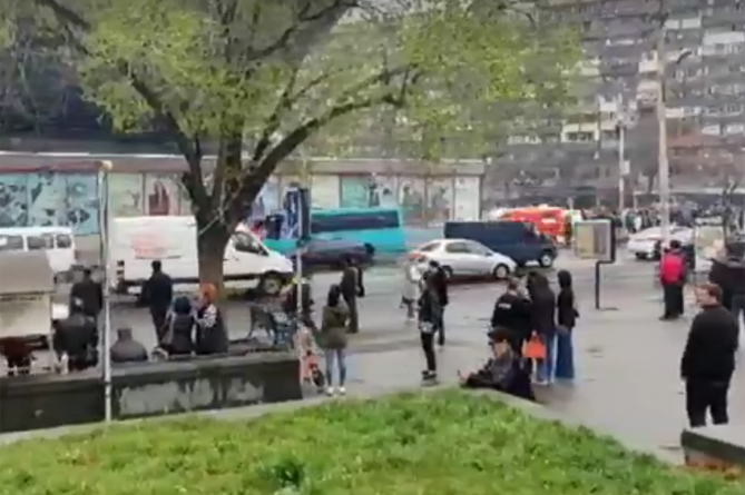 Около 1500 человек эвакуировано из ТЦ "Метроном" и "Россия-Молл" в Ереване, саперы и кинологи ищут бомбы (ФОТО, ВИДЕО) Около 1500 человек эвакуировано из ТЦ "Метроном" и "Россия-Молл" в Ереване, саперы и кинологи ищут бомбы (ФОТО, ВИДЕО)