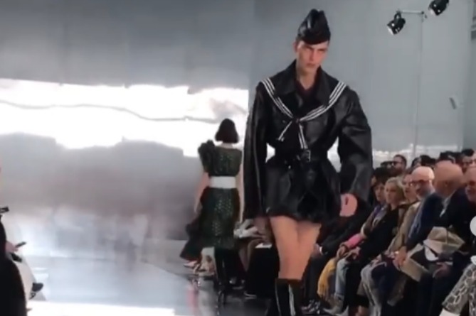 Провокационный выход манекенщика Леона Дама на показе Maison Margiela взорвал соцсети (ВИДЕО) Провокационный выход манекенщика Леона Дама на показе Maison Margiela взорвал соцсети (ВИДЕО)