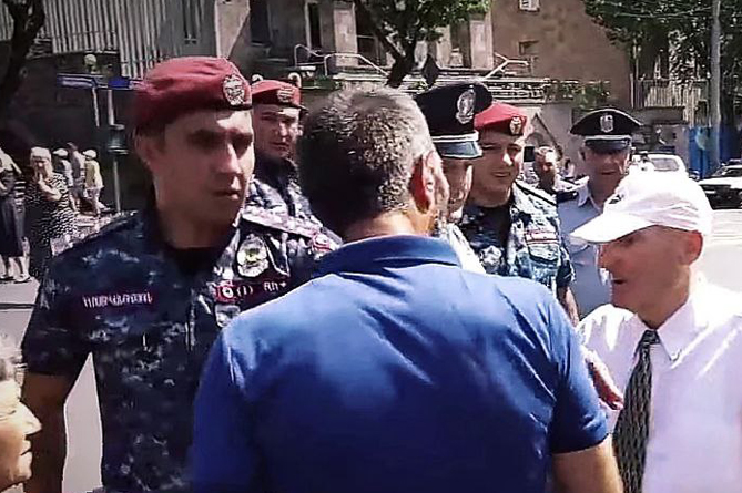 В Ереване между родителями пропавших без вести солдат и прохожими произошли перепалка и потасовка В Ереване между родителями пропавших без вести солдат и прохожими произошли перепалка и потасовка