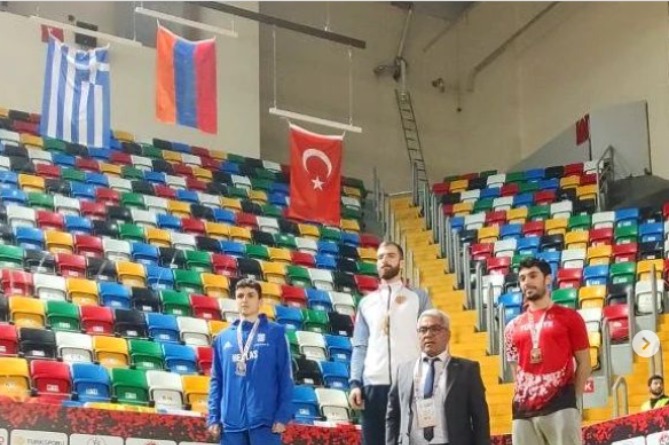 Армянский спортсмен Левон Агасян завоевал золото на первенстве Балканских стран, обойдя грека и турка (ФОТО, ВИДЕО)