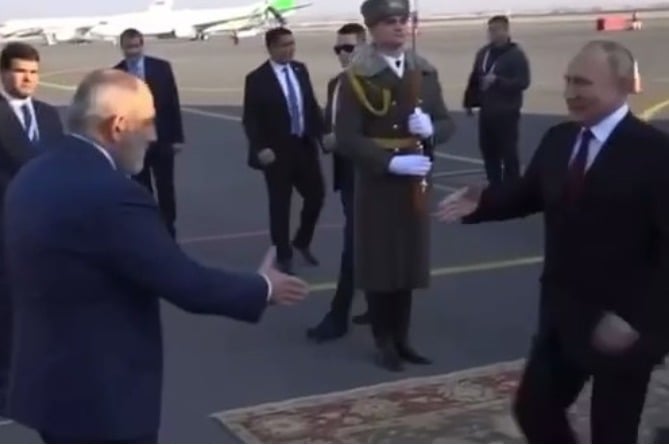 Владимир Путин прибыл в Ереван. В аэропорту его встретил Никол Пашинян (ВИДЕО) Владимир Путин прибыл в Ереван. В аэропорту его встретил Никол Пашинян (ВИДЕО)