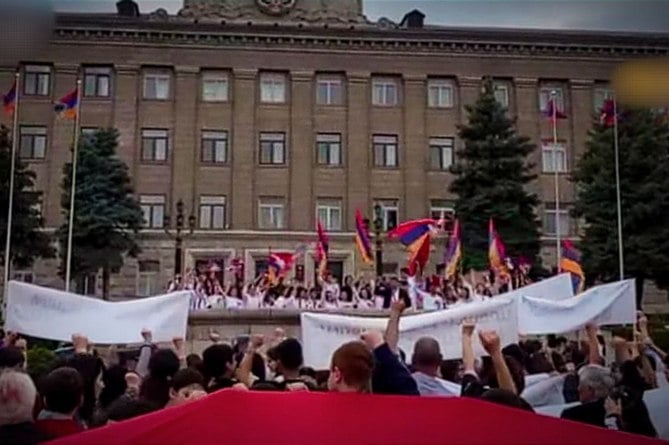 В Степанакерте проходит митинг неподчинения В Степанакерте проходит митинг неподчинения