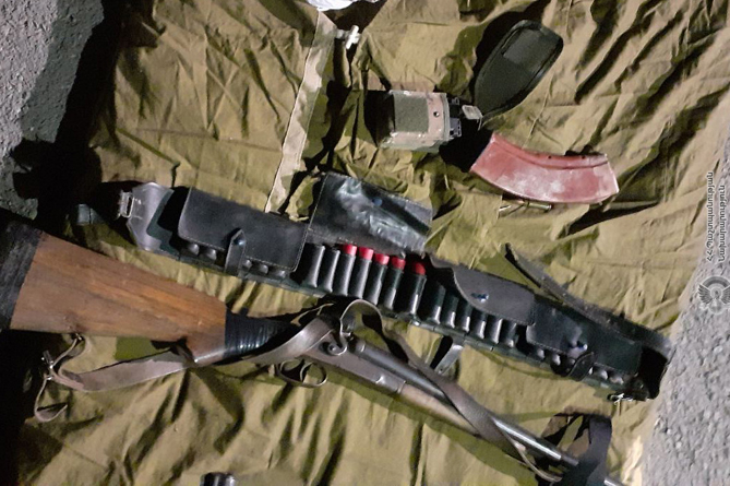 Оружие, боеприпасы и военные принадлежности обнаружены в машине на одном из южных КПП Армении (ФОТО)