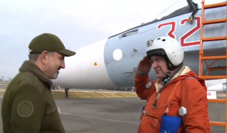 Российские истребители Су-30СМ доставлены в Армению (ВИДЕО)