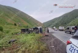 Խոշոր ավտովթար՝ Գեղարքունիքում․ հեղուկ գազ տեղափոխող բեռնատարը բախվել է արգելապատնեշին ու կողաշրջվել