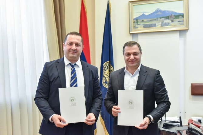 Կոնվերս Բանկը և ԵՊՀ-ը կնքել են համագործակցության համաձայնագիր (ՖՈՏՈ) Կոնվերս Բանկը և ԵՊՀ-ը կնքել են համագործակցության համաձայնագիր (ՖՈՏՈ)