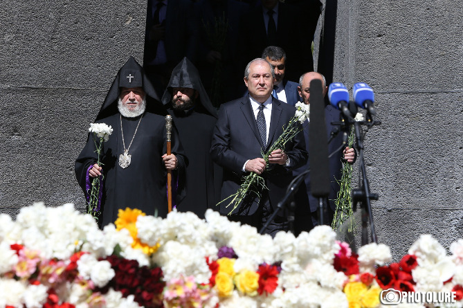 Հայաստանի նախագահը հարգանքի տուրք մատուցեց Հայոց ցեղասպանության զոհերի հիշատակին 