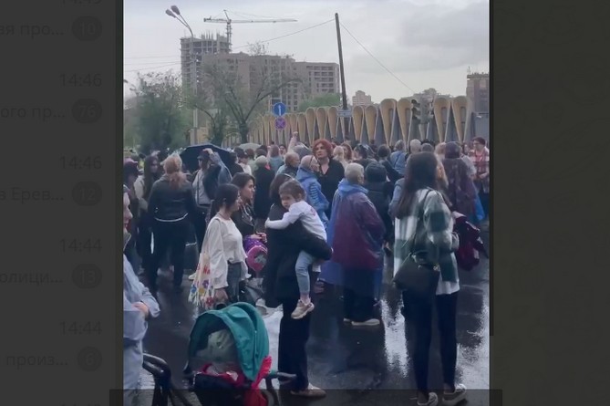 Участницы женского шествия перекрыли перекресток в Ереване и провели символичную "акцию" в адрес жены Пашиняна 